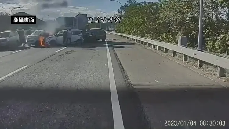 車禍發生後，不到5秒其中一台廂型車就陷入火海，並延燒其他2台車。翻攝自《記者爆料網》