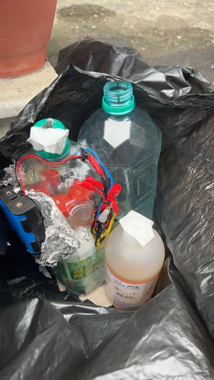 寶特瓶上黏附電池、電線，內有不明液體，警方不排除是爆裂物。讀者提供