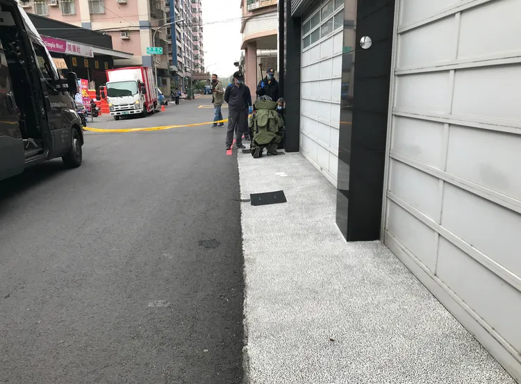 防爆小組到場移置疑似液體炸彈。讀者提供