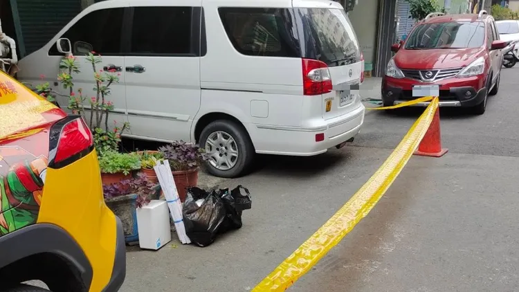 黑色垃圾袋內有疑似液體炸彈，警方封鎖現場。讀者提供