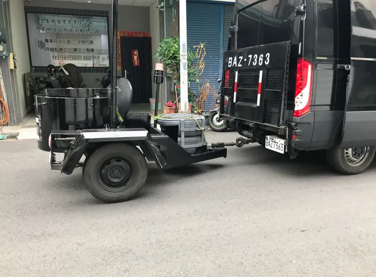 防爆小組到場移置疑似液體炸彈。讀者提供