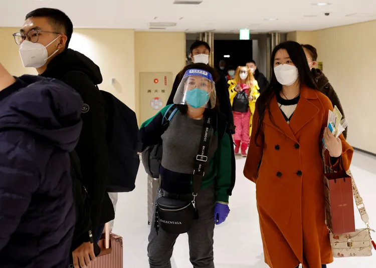 8日抵達日本成田機場的中國旅客。路透社