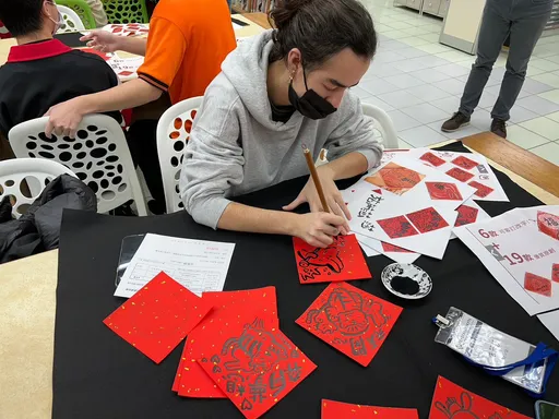 體驗台灣味!北市學生與外籍生文化交流 寫春聯、珍奶DIY樣樣來