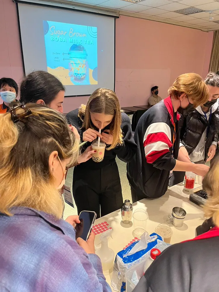 北市學生帶領外籍生體驗寫書法、珍奶DIY等台灣文化。教育局提供