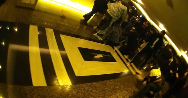 到場助陣男子囂張對警方咆哮。讀者提供