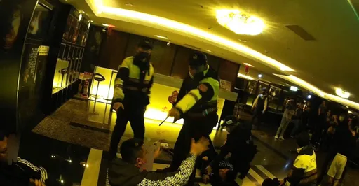 传播妹时间到了却不给走 二派人马大闹KTV!嚣张下场出炉