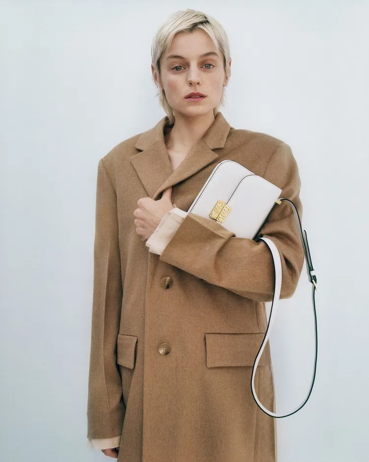 英國女星艾瑪柯琳也是MIU MIU新季形象廣告的主角之一。翻攝miumiu IG