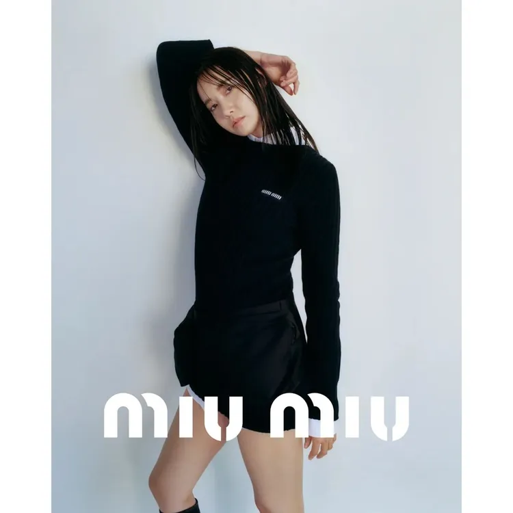 潤娥以淡妝溼髮造型，演繹MIU MIU旗下個性獨具的新作。翻攝yoona__lim IG