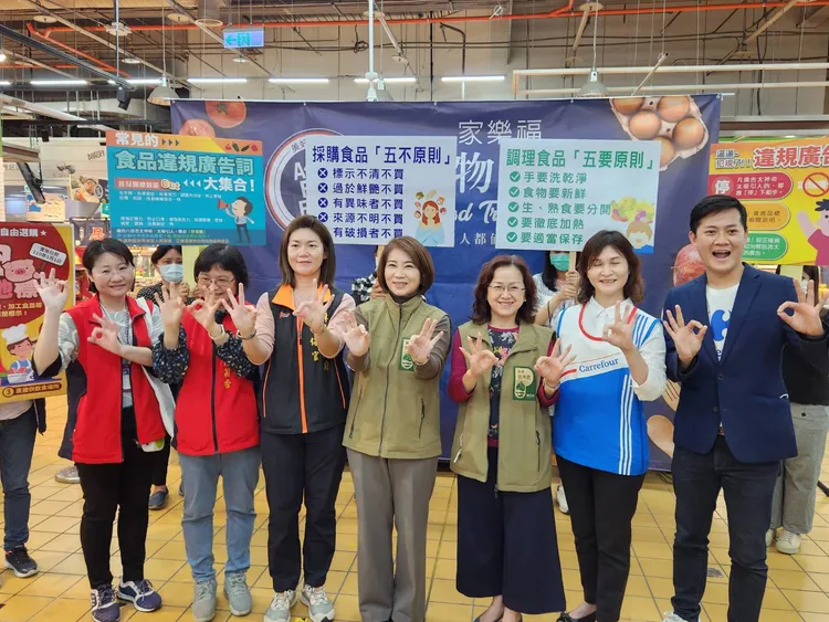 縣府人員等賣場合照。屏東縣政府提供