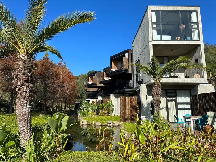 「遊獵行腳」獨樹一格的院落河道、野奢建築自然共生。王鈞生攝