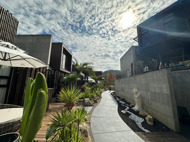 全區基地超過2000坪、僅僅開發35間VIILLA，有首見包區型態「院落」和「集會所」。王鈞生攝