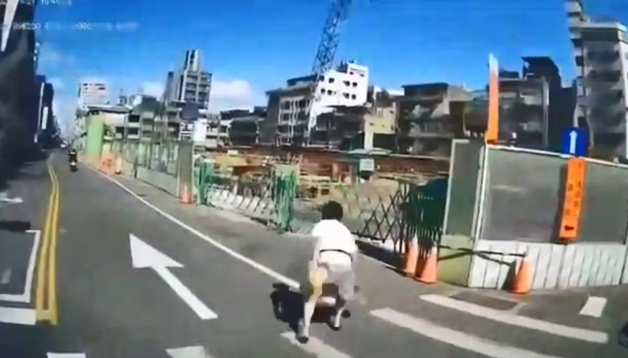 阿嬤嚇到倒退。翻攝youtube-WoWtchout-地圖型行車影像分享平台