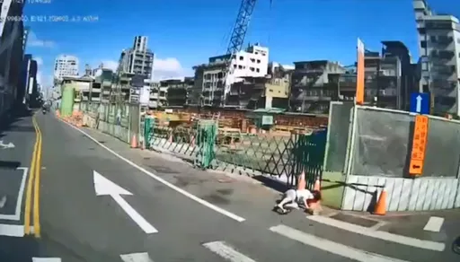 桃園阿嬤被貨車一嚇「倒退摔」　影片瘋傳日本觀看破200萬！網友全怒了