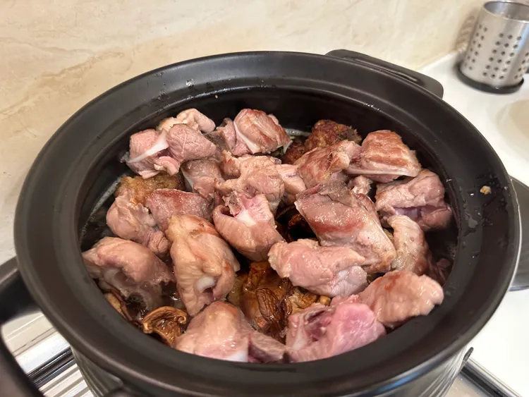 起鍋後倒入砂鍋中，再加入乾菇、煎好的軟骨肉。王鈞生攝