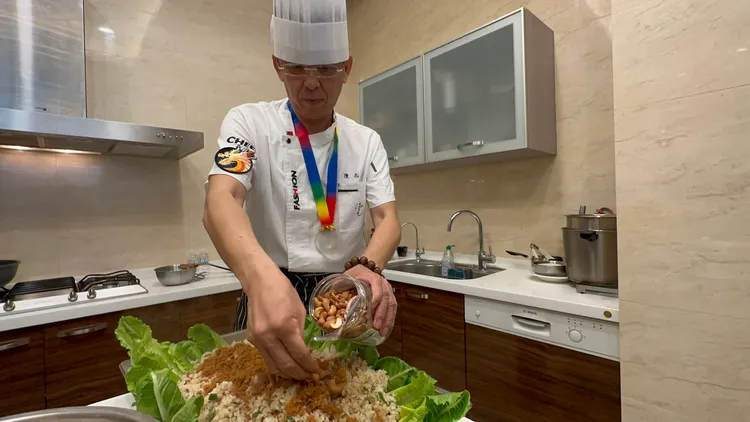 炒飯起鍋後，最精華的是鋪上肉鬆和堅果，口味更有層次。王鈞生攝