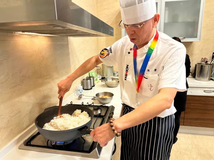 白飯一定要隔夜，含水分少，炒起來粒粒分明。王鈞生攝