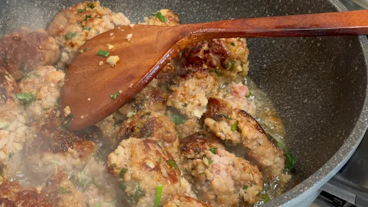 捏好肉丸子，要先進行「煎」鎖住形狀跟肉汁。王鈞生攝