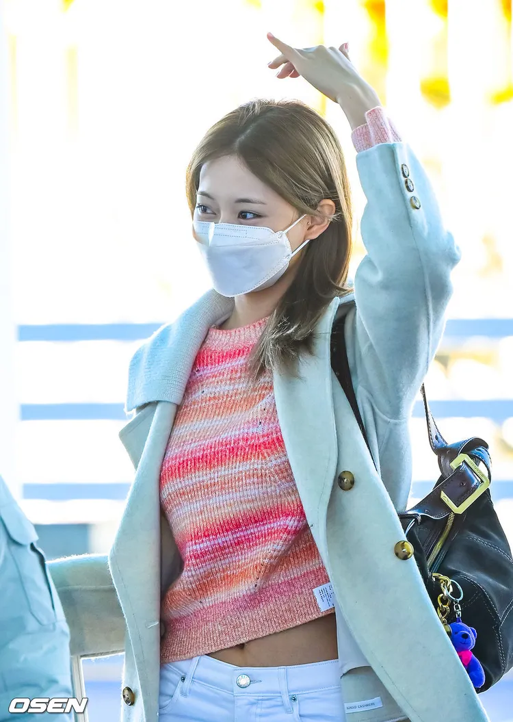 子瑜回家心情很好，對媒體的要求來者不拒。翻攝OSEN