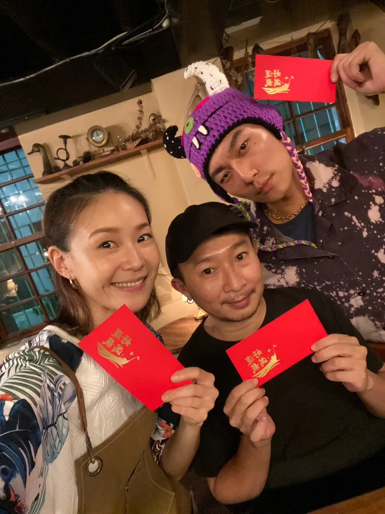 鍾瑶和2位員工拿到客人的200塊紅包好開心。鍾瑶提供