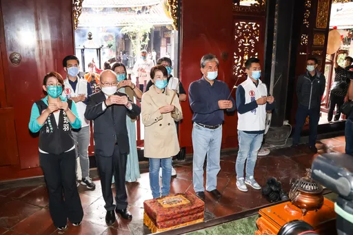 除夕重頭戲!大龍峒保安宮抽國運籤 龍山寺鑽燈腳、搶拿慈祐宮福袋