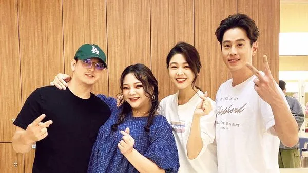 宋晉賢（左起）、小甜甜過去是白家綺、吳東諺小組成員，兩對夫妻交情好。翻攝自小甜甜臉書