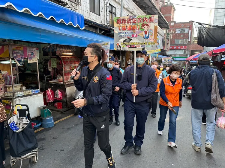 刑警歌手林慶宏深入傳統市場宣導防詐防竊。淡水警分局提供