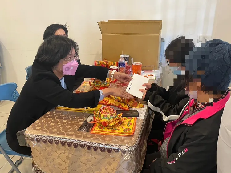 彰化縣長王惠美探視楊姓駕駛家屬。彰化縣政府提供