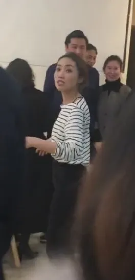 胡歌與老婆黃曦寧昔日同框照，老婆是前面的條紋女。翻攝寶二姨微博