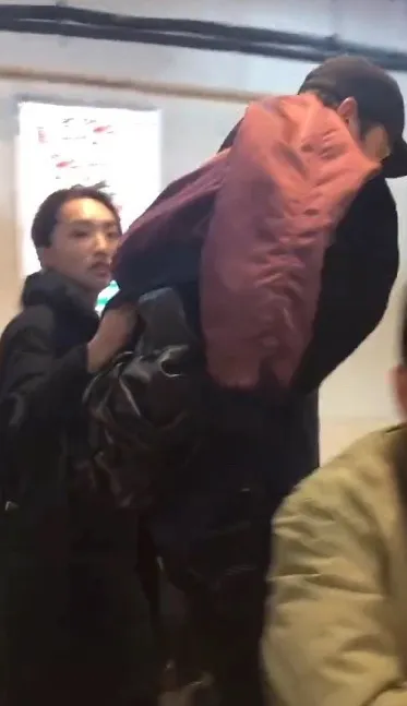 胡歌與老婆黃曦寧昔日同框照。翻攝寶二姨微博