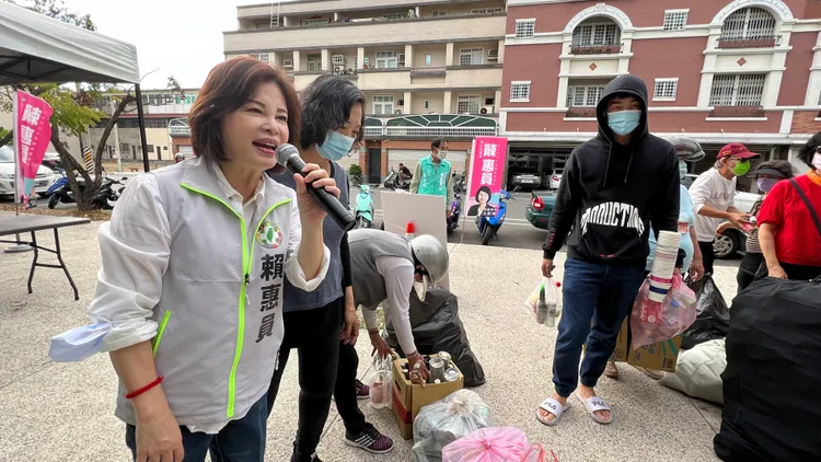 現任立委賴惠員(左)面臨挑戰。賴惠員提供