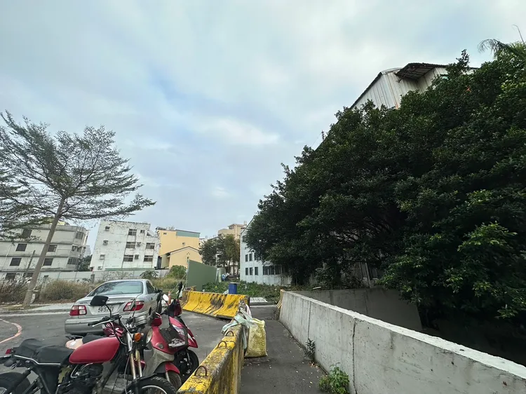 附近地主提到說：「這一區域都因為這棟建築物卡住動線，開發動彈不得。」王鈞生攝