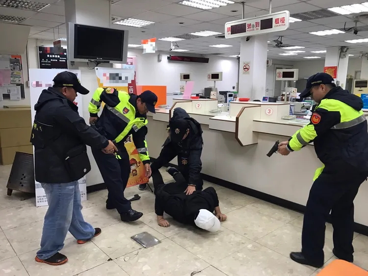 龍潭警方防搶演練。龍潭警分局提供