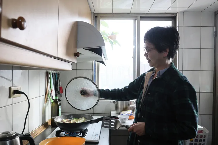 蔡壁如秀拿手菜麻油雞，料理迅速。鄭孟晃攝