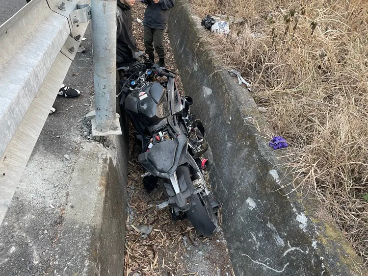 重機滑落山溝多處破損。讀者提供