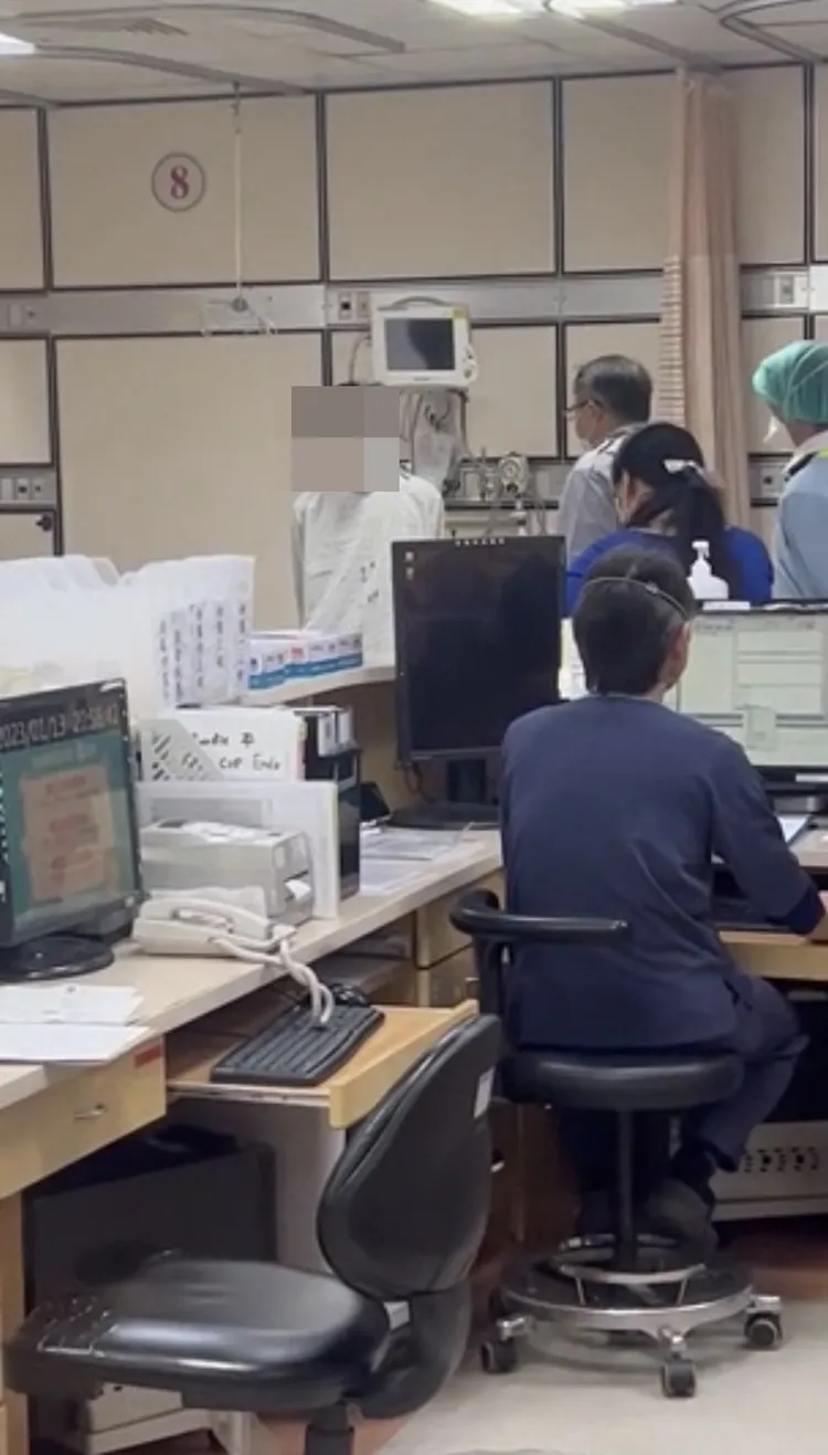 男子大鬧急診室，一旁的媽媽與保全也拉不住。翻攝自臉書爆料公社