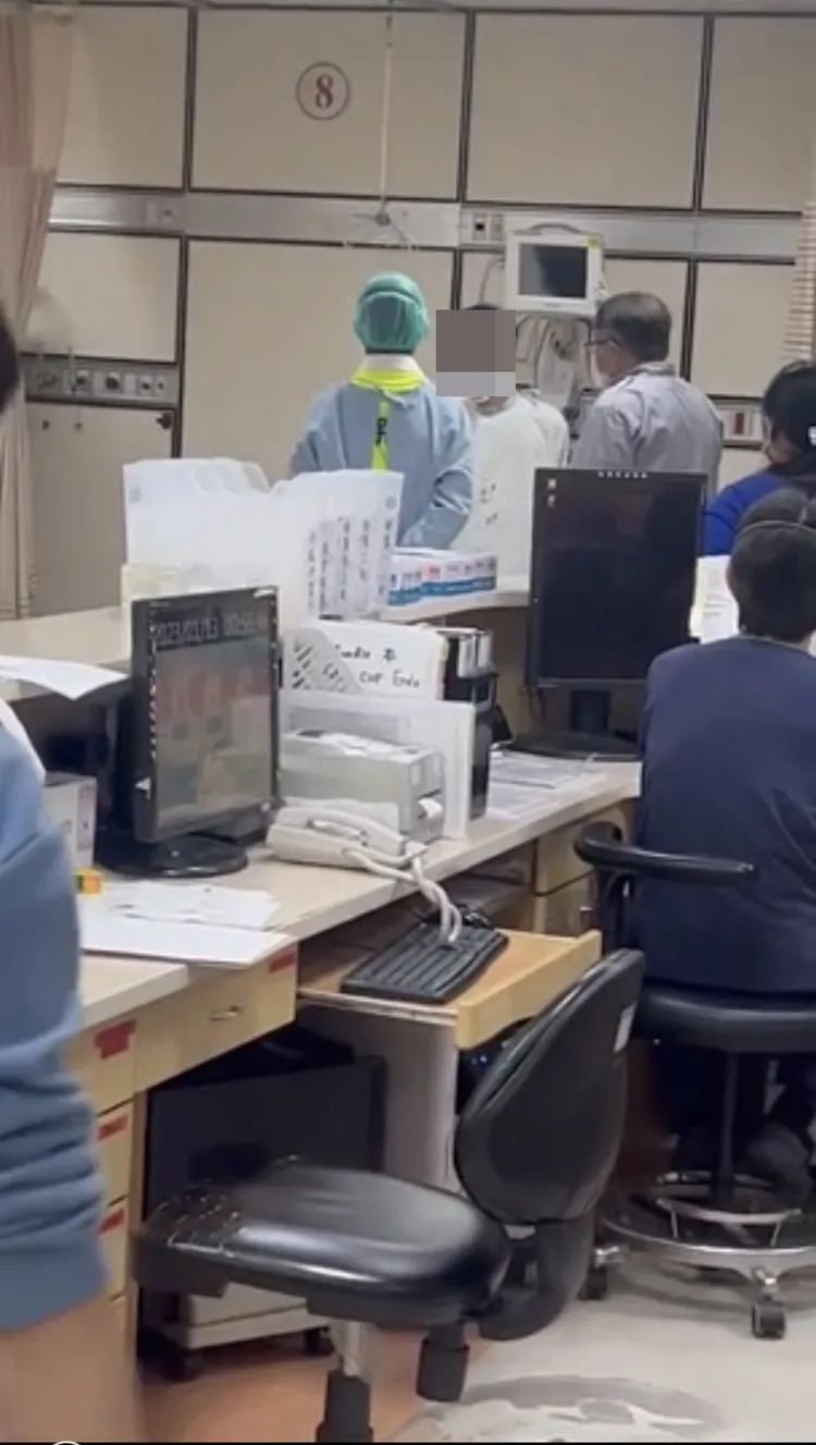 男子大鬧急診室，媽媽與保全也拉不住。翻攝自臉書爆料公社