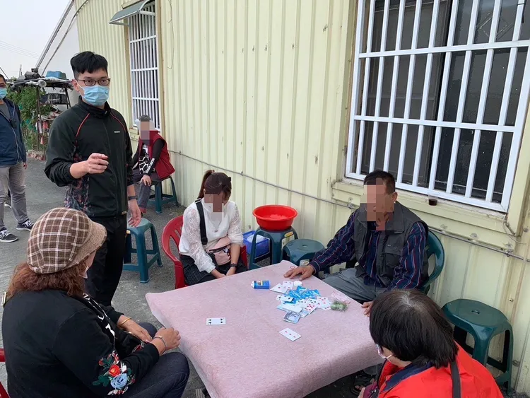 屏東縣新園鄉光天化日下出現職業賭場，被警方包抄查緝。讀者提供