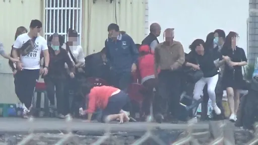 嘴角失守片|警靠近!一群「瑪利歐」齊彈跳 原來阿公阿嬤在做這件事