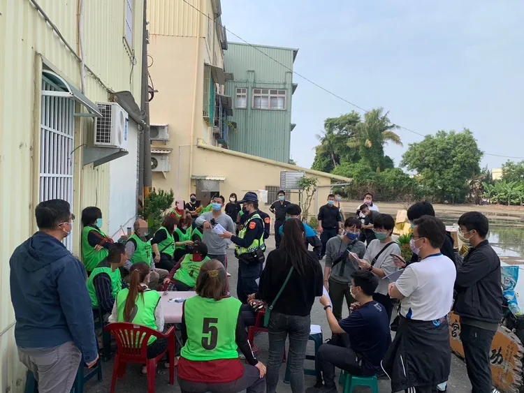 警方當場逮捕賭場莊姓負責人與14名賭客。讀者提供