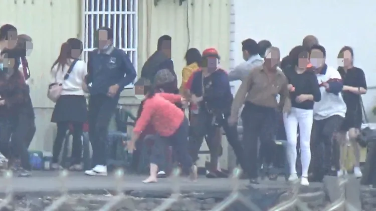 賭客四處往田裡逃竄，但躲不過優勢警力圍捕。讀者提供