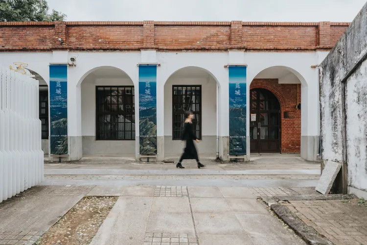 《覓城》特展於齊柏林空間（淡水得忌利士洋行後棟）展出至今年秋天。樸實創意提供