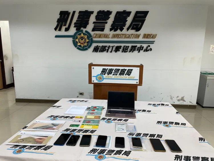 警方查扣手機8支、筆記型電腦1台、帳戶存摺11本、被害人身分證件7張等證物。翻攝畫面