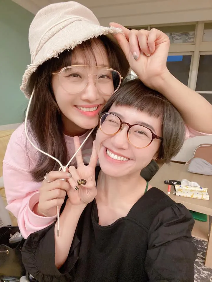 朱俐靜生前（左）與LuLu黃合照。翻攝LuLu黃路梓茵粉絲團