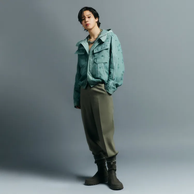 法國精品DIOR宣告Jimin成為新任品牌全球大使，他穿著2023夏季新裝演繹新形象照。品牌提供