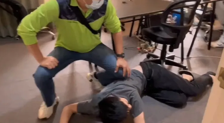 警方攻堅逮人。翻攝畫面