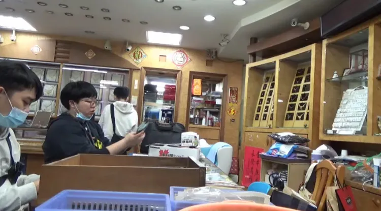 警方清點現金。翻攝畫面