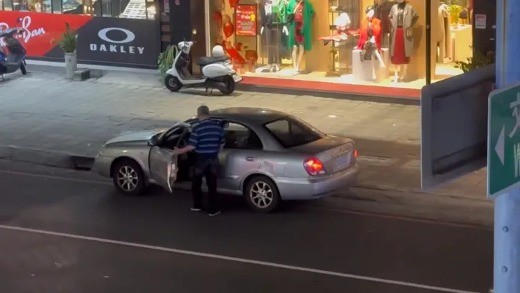 駕駛將引擎蓋關好、三角錐收好，隨即駕車離去。翻攝臉書「路上觀察學院」