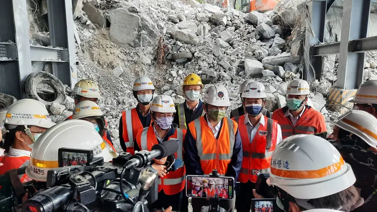 王國材視察蘇花搶修。公路總局提供