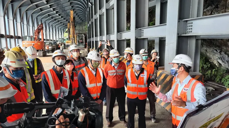 王國材視察蘇花公路搶修狀況。公路總局提供