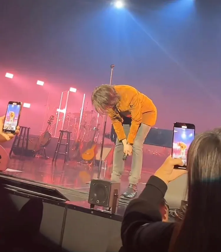 王力宏唱完90度鞠躬答謝粉絲。翻攝低調謙遜做人微博